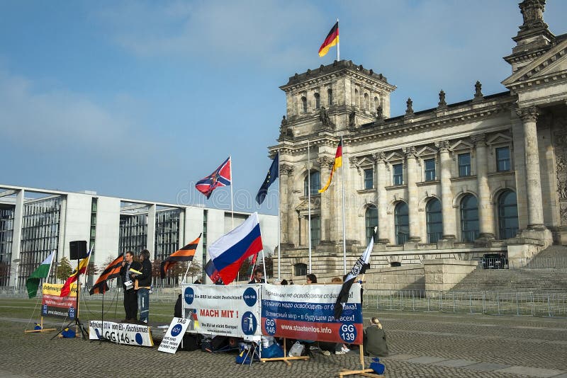 Faszyści protestują przy wejściem Reichstag, Berlin, Niemcy fotografia royalty free Faszyści protestują przy wejściem Reichstag, Berlin, Niemcy fotografia royalty free
