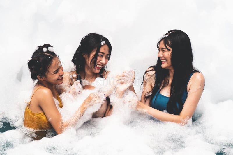 Fata care se joacă în piscină cu bule cu distracție și bucurie stock photography