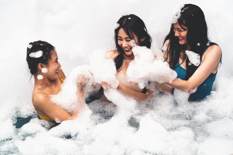 Fata care se joacă în piscină cu bule cu distracție și bucurie stock photography