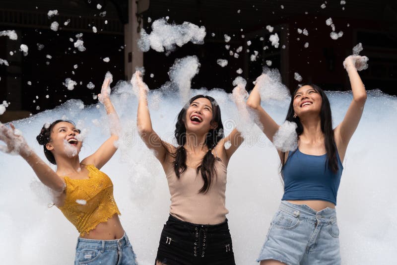 Fata care se joacă în piscină cu bule cu distracție și bucurie stock photos