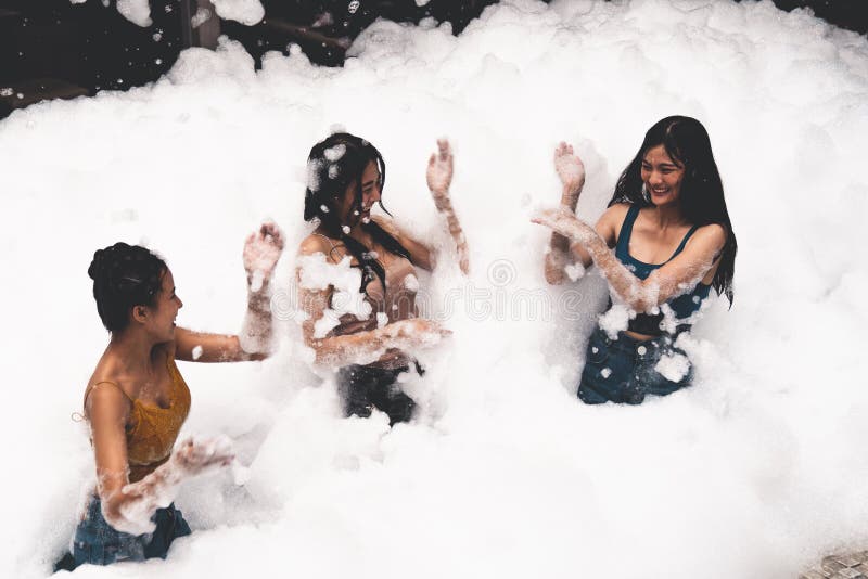 Fata care se joacă în piscină cu bule cu distracție și bucurie stock photos