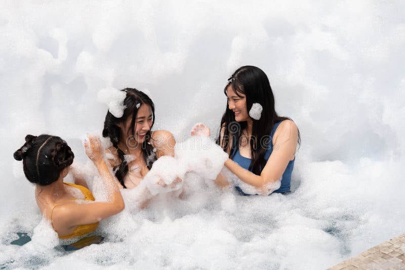Fata care se joacă în piscină cu bule cu distracție și bucurie stock photography