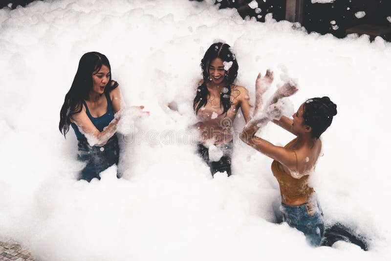 Fata care se joacă în piscină cu bule cu distracție și bucurie stock photos