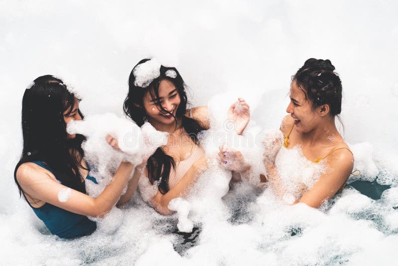 Fata care se joacă în piscină cu bule cu distracție și bucurie stock photo