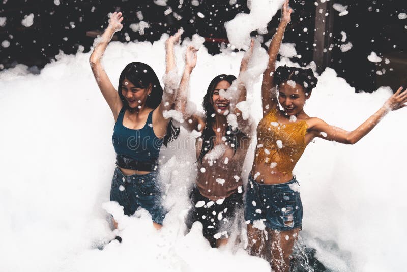 Fata care se joacă în piscină cu bule cu distracție și bucurie stock image
