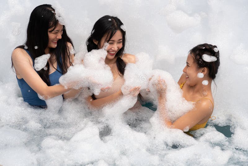 Fata care se joacă în piscină cu bule cu distracție și bucurie royalty free stock photo