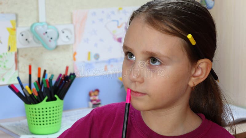 Fata este leneș și indulgențe nu vrea să învețe lecții acasă stock photo