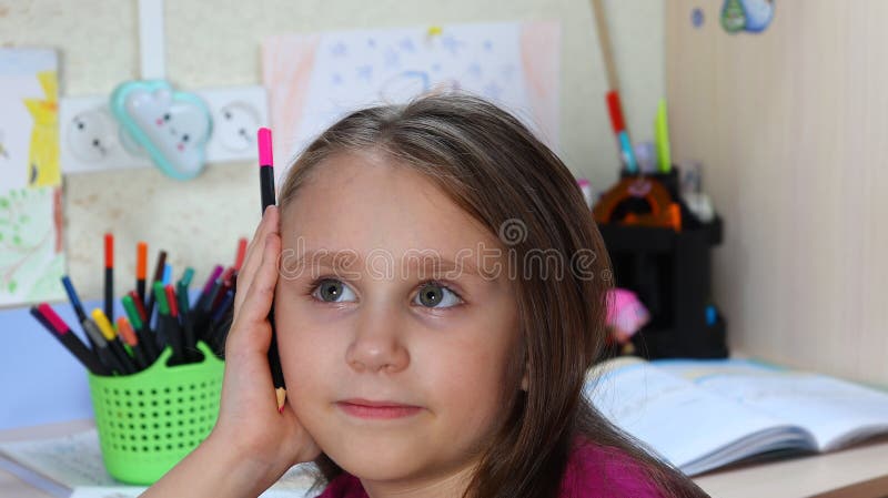 Fata este leneș și indulgențe nu vrea să învețe lecții acasă stock photo