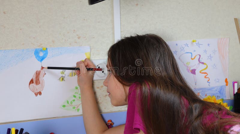 Fata este leneș și indulgențe nu vrea să învețe lecții acasă royalty free stock images