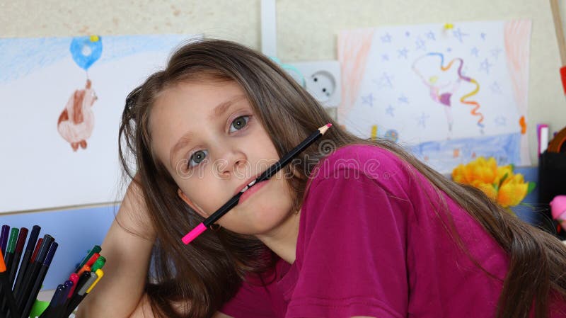 Fata este leneș și indulgențe nu vrea să învețe lecții acasă royalty free stock photos