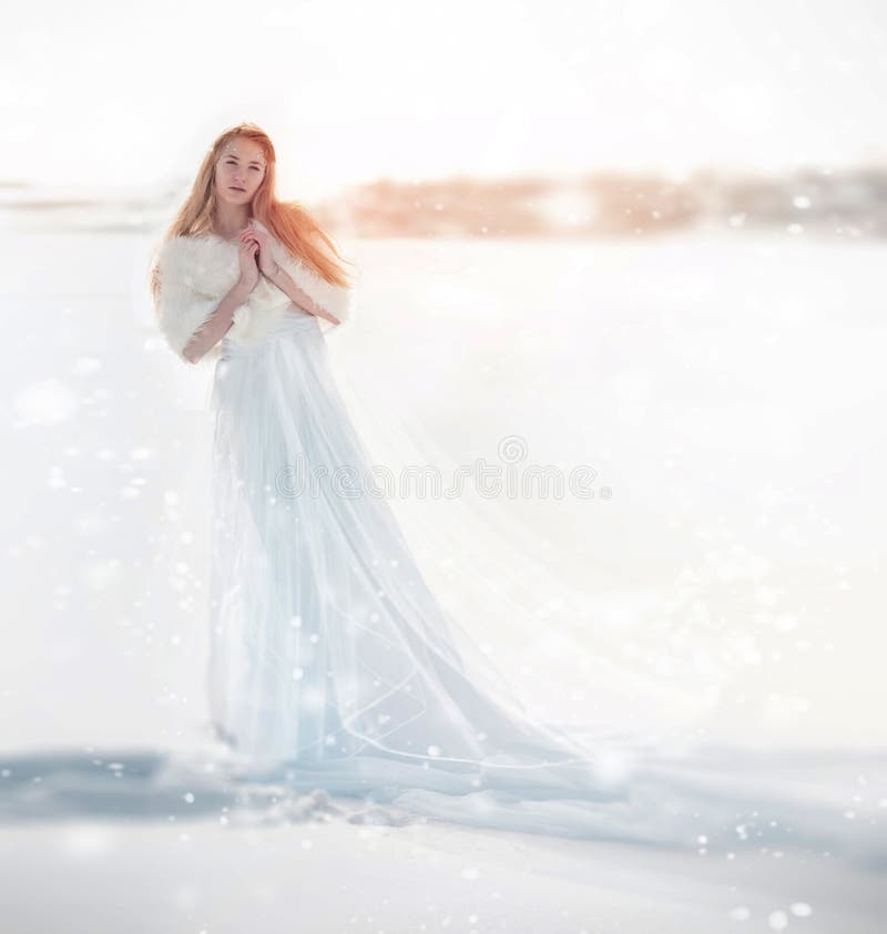 Fatato della neve, la regina della neve Ragazza in un vestito bianco che sta nella neve, modo meraviglioso Natale leggiadramente fotografie stock Fatato della neve, la regina della neve Ragazza in un vestito bianco che sta nella neve, modo meraviglioso Natale leggiadramente fotografie stock