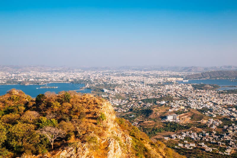 Fateh Sagar Lake, Pichola-Meer en oude stad van Moessonpaleis in Udaipur, India stock foto Fateh Sagar Lake, Pichola-Meer en oude stad van Moessonpaleis in Udaipur, India stock foto