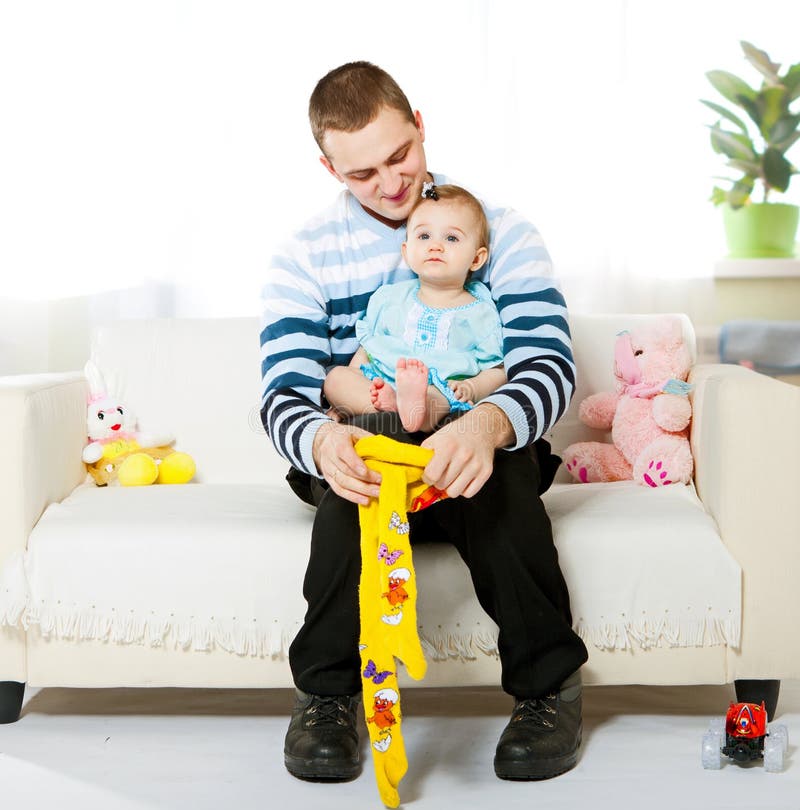 Vestiti il suo un bambino sul divano.