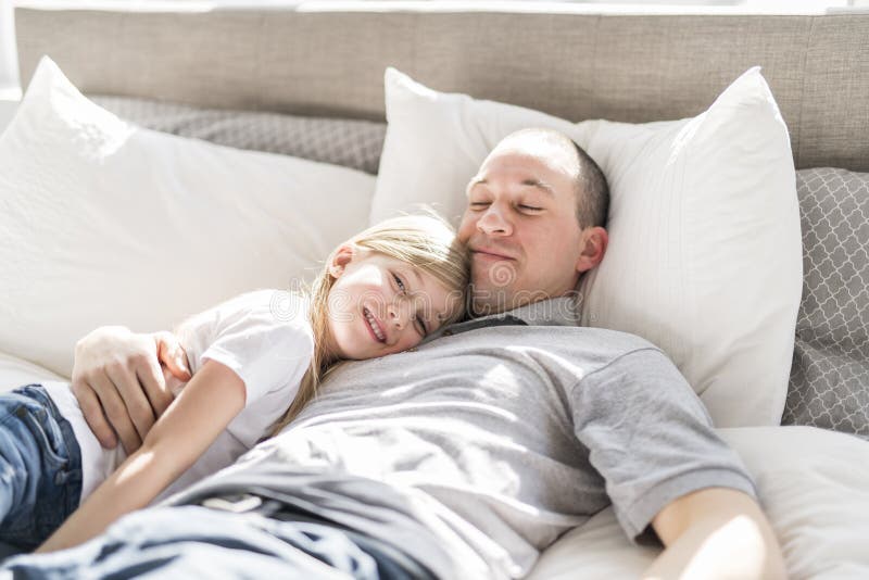 Young daughter daddy. Девочка в постели с отцом. Фотосессия в постели папа. Девочка с папой в кровати. С папами в кровати.