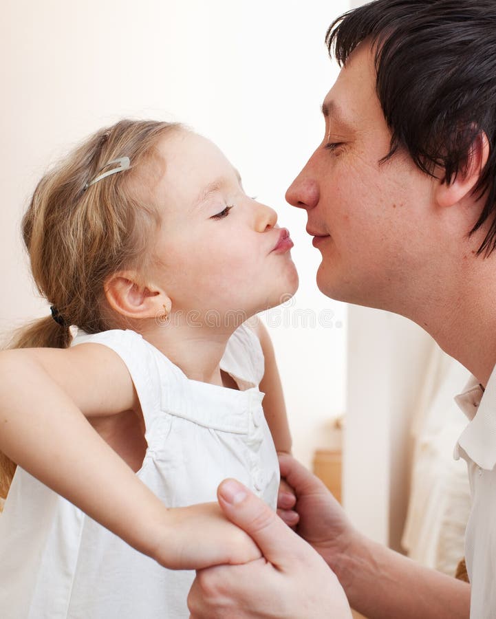 Папа соблазнил сына. Дочь целует папу. Фото дочь целует папу. Daughter father поцелуи.