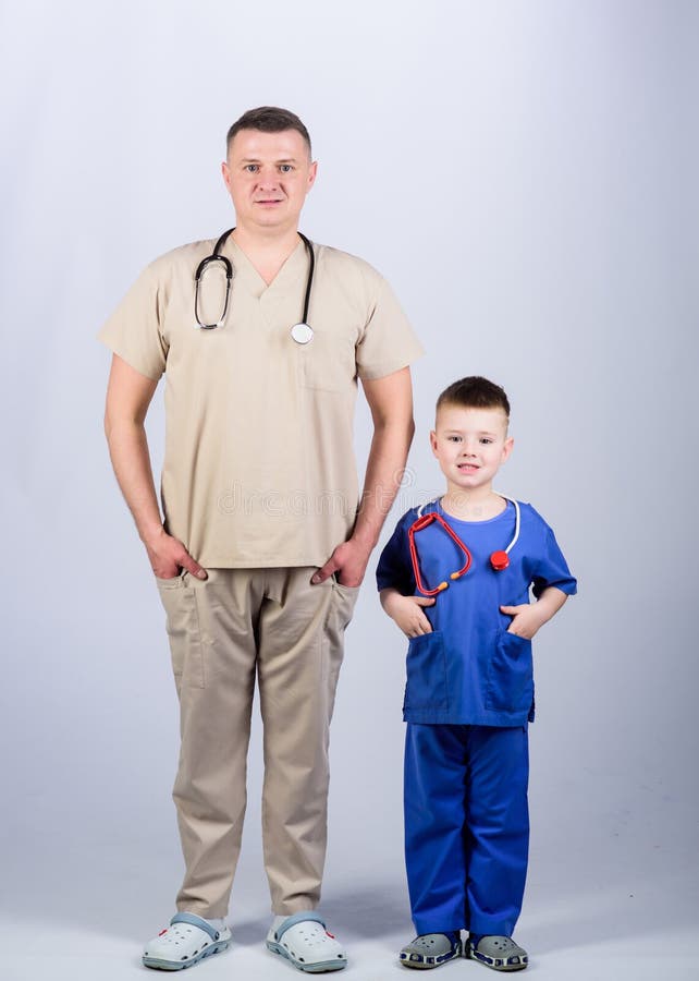 Отец и сын врачи. Папа врач. Сын врач. Доктор со стетоскопом и мальчик.