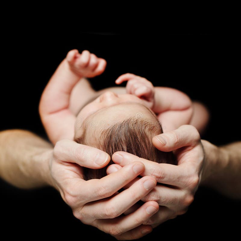 Padre che teneva il suo neonato.