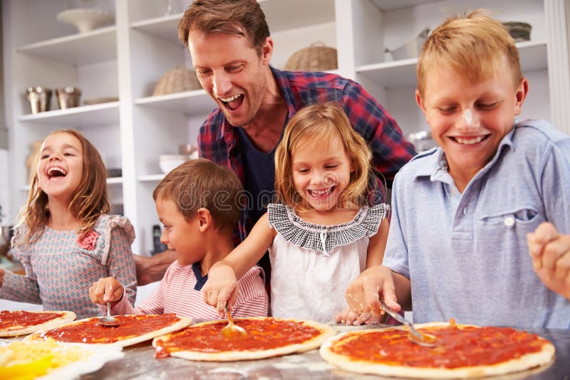 Creazione una grande sfoglia circolare di pasta leggera il suo.