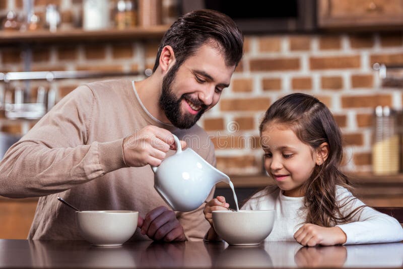 Daughters milk. Папа наливает чай. Папа приносит молоко дочке. Папа наливает дочке чай из термоса на улице. Welcome to the mom & daughter Milk Cafe.