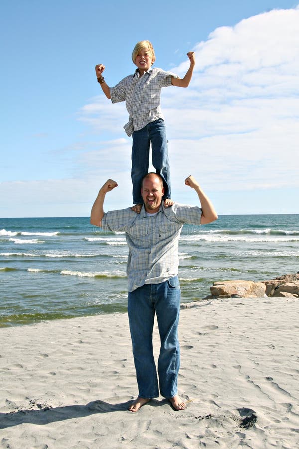 Padre e figlio che giocano sulla spiaggia.