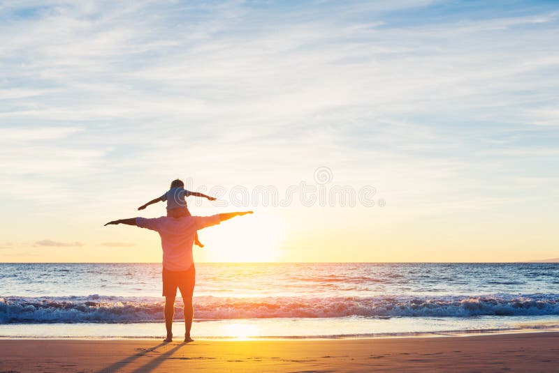 Feliz a un hijo divirtiéndose sobre el Playa sobre el atardecer.