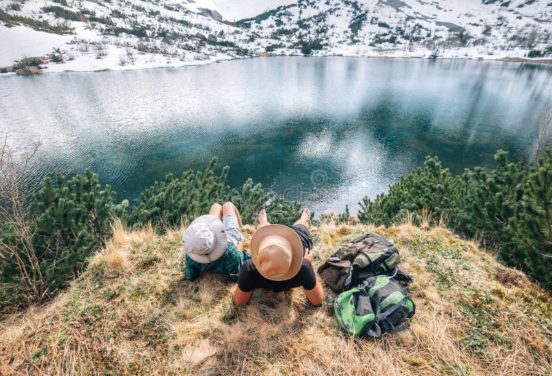 Otec a syn relaxujú pri horskom jazere