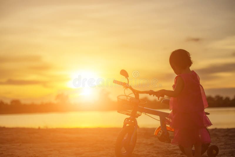 Father took the baby learn to walk at sunset royalty free stock photography Father took the baby learn to walk at sunset royalty free stock photography