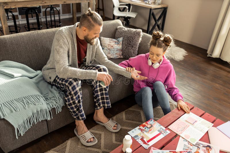 Father wearing squared trousers giving daughter depressants royalty free stock photos Father wearing squared trousers giving daughter depressants royalty free stock photos