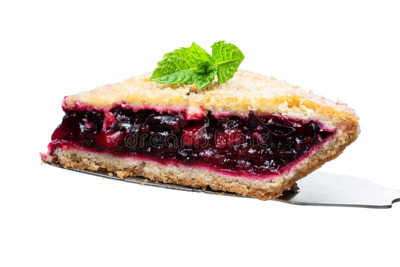 Fatia de torta caseira de frutos vermelhos variados isolada sobre fundo branco imagens de stock