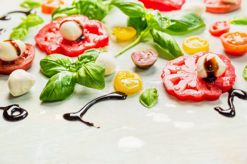 Fatia colorida dos tomates com mussarela imagens de stock royalty free Fatia colorida dos tomates com mussarela imagens de stock royalty free