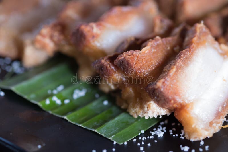 Fígado De Carne De Porco Frita Na Folha De Bananeira Imagem de Stock -  Imagem de colesterol, oleoso: 159448785