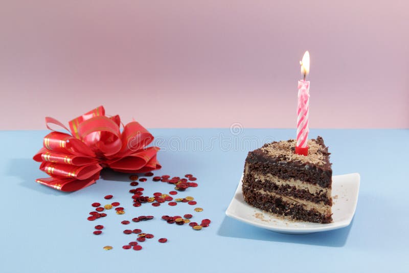 Foto de Bolo De Aniversário De Chocolate Quadrado Pequeno Simples Com Cinco  Velas Coloridas e mais fotos de stock de Acessível - iStock