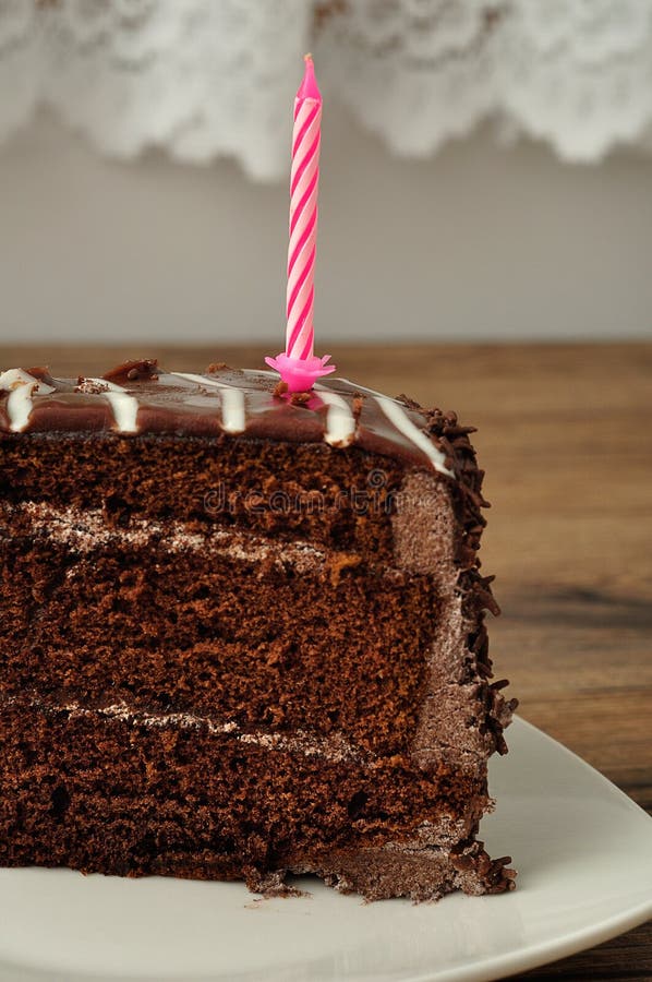 Foto de Bolo De Aniversário De Chocolate Quadrado Pequeno Simples Com Cinco  Velas Coloridas e mais fotos de stock de Acessível - iStock