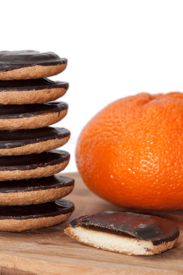 Fatia de bolo de jaffa com a pilha das cookies e da laranja imagem de stock Fatia de bolo de jaffa com a pilha das cookies e da laranja imagem de stock