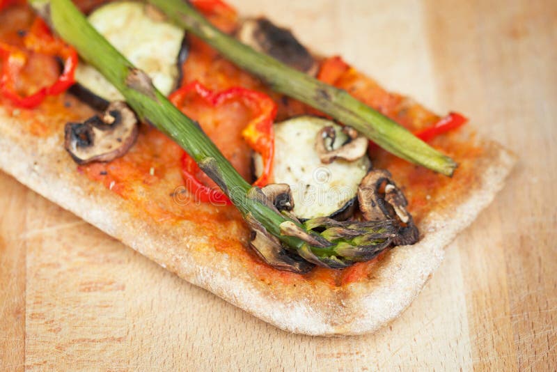 A fatia de casa fez a pizza saudável fotografia de stock royalty free