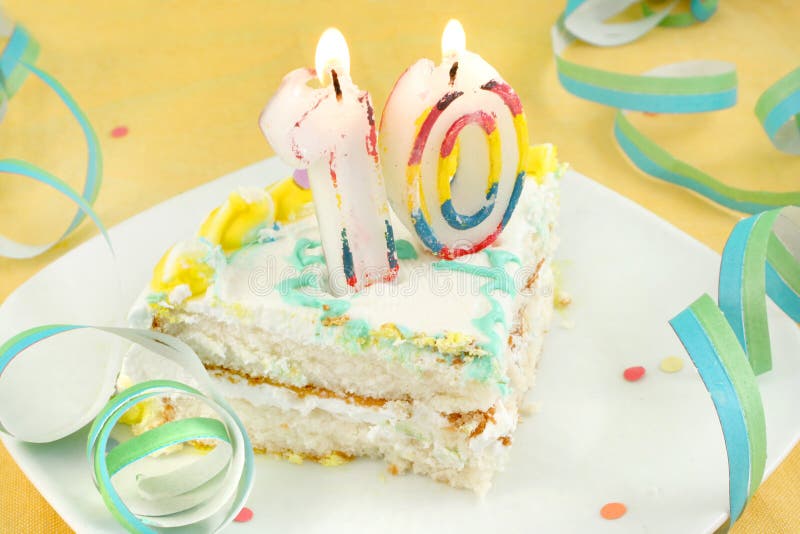 Fatia de décimo bolo de aniversário foto de stock Fatia de décimo bolo de aniversário foto de stock