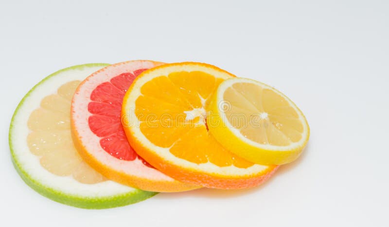 Fatia de Sweety, de toranja cor-de-rosa, de laranja e de limão imagem de stock Fatia de Sweety, de toranja cor-de-rosa, de laranja e de limão imagem de stock