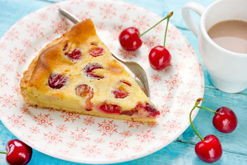 Fatia de torta deliciosa com as cerejas e o creme que enchem-se na placa imagens de stock Fatia de torta deliciosa com as cerejas e o creme que enchem-se na placa imagens de stock