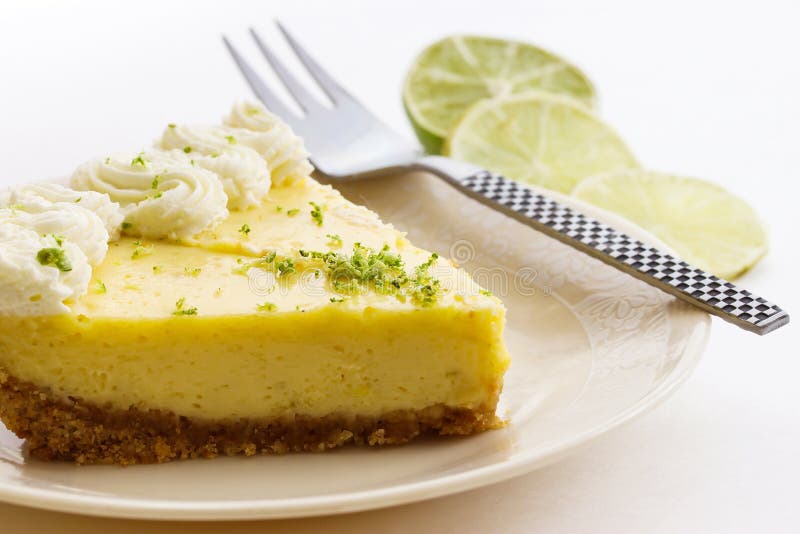 Fatia de uma torta do cal chave foto de stock Fatia de uma torta do cal chave foto de stock