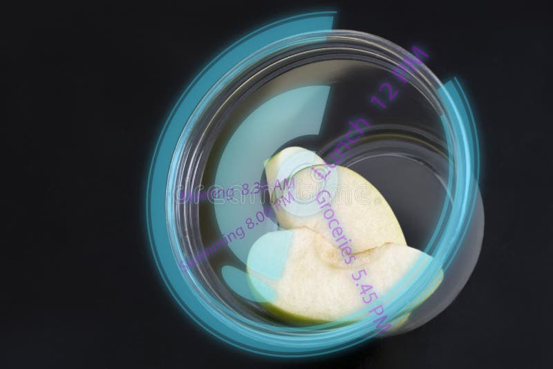Fatias de Apple em atividades de uma programação da carta de torta e para comer o alimento da dieta Conceito dos alimentos dietét imagens de stock royalty free Fatias de Apple em atividades de uma programação da carta de torta e para comer o alimento da dieta Conceito dos alimentos dietét imagens de stock royalty free