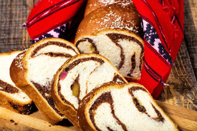 Fatias de bolo de esponja romeno com a toalha tradicional vermelha imagem de stock Fatias de bolo de esponja romeno com a toalha tradicional vermelha imagem de stock