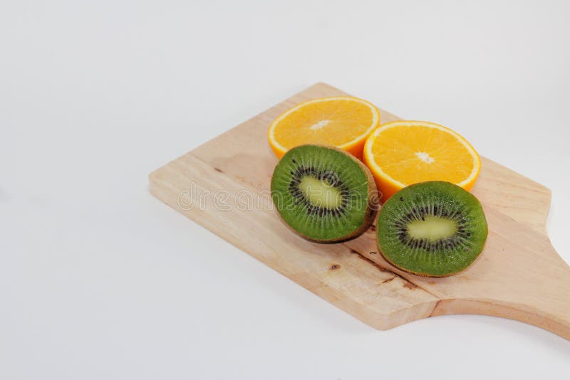 Fatias de kiwi e laranja numa placa imagens de stock Fatias de kiwi e laranja numa placa imagens de stock