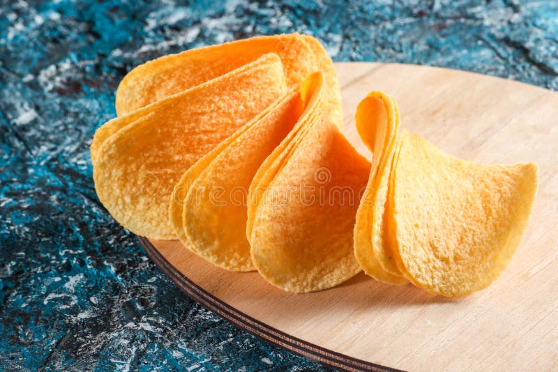 Fatias de microplaquetas de batata fotografia de stock Fatias de microplaquetas de batata fotografia de stock