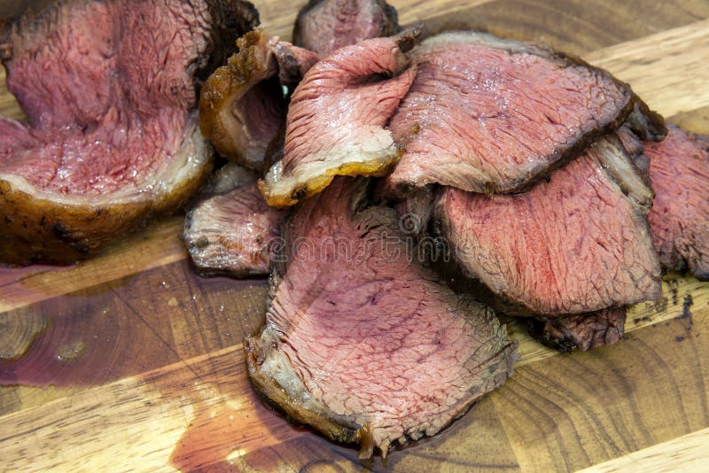 Foto de Espeto De Picanha Cozido Pronto Para Comer Inclinada Em Cortar A  Placa e mais fotos de stock de Churrasco - iStock