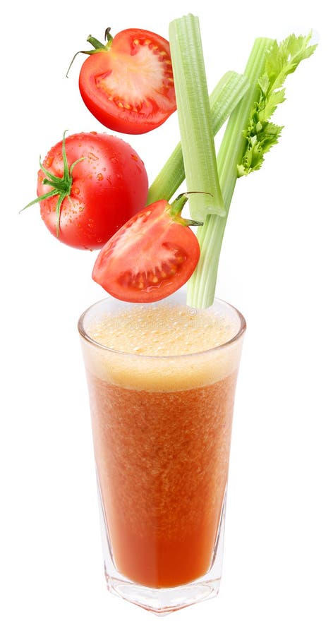 Fatias de tomate e de aipo que caem em um vidro o fotografia de stock Fatias de tomate e de aipo que caem em um vidro o fotografia de stock