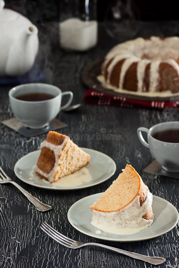 Fatias e chá congelados do bolo de Bundt da canela imagens de stock Fatias e chá congelados do bolo de Bundt da canela imagens de stock
