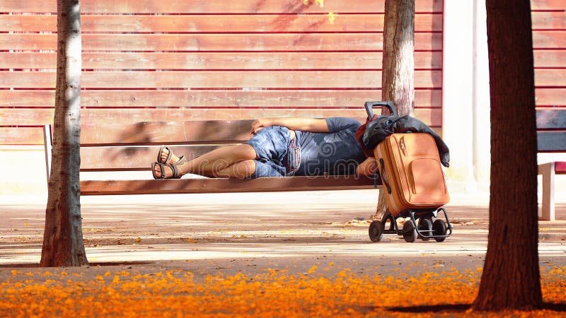 Fattig man som sover på en bänk i en parkera Hemlöst och socialt problembegrepp tomt kopieringsutrymme royaltyfri fotografi Fattig man som sover på en bänk i en parkera Hemlöst och socialt problembegrepp tomt kopieringsutrymme royaltyfri fotografi