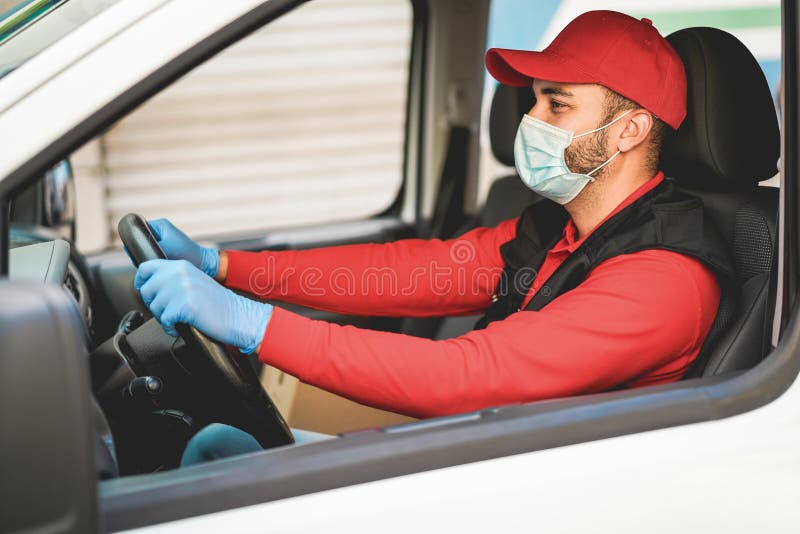 Fattorino che guida un furgone durante un'epidemia di coronavirus