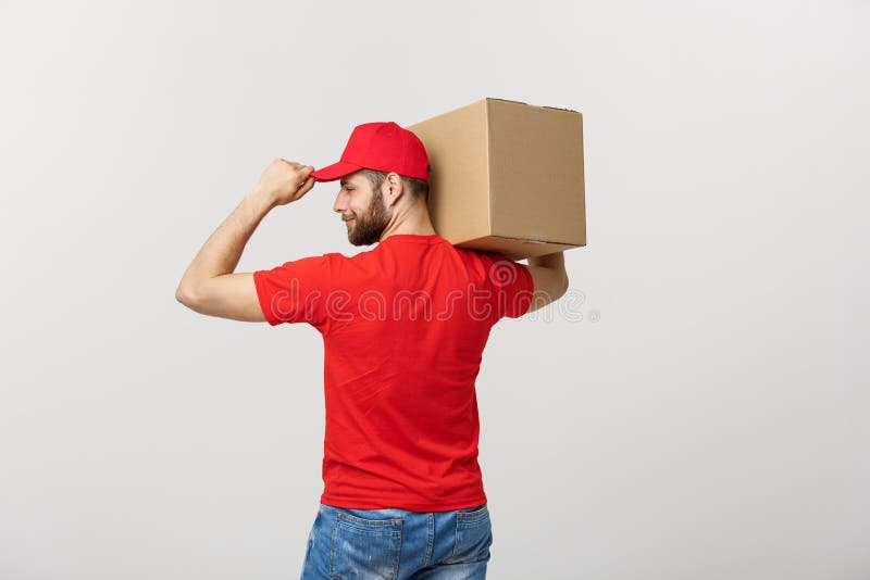 Fattorino del ritratto in cappuccio con funzionamento rosso della maglietta come il corriere o commerciante che tiene due scatole fotografie stock libere da diritti Fattorino del ritratto in cappuccio con funzionamento rosso della maglietta come il corriere o commerciante che tiene due scatole fotografie stock libere da diritti