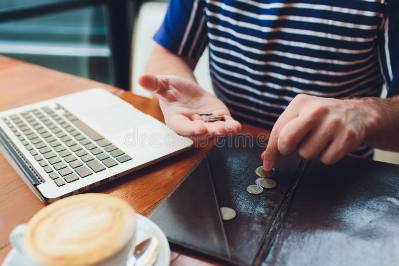 Fattura di pagamento dell'uomo in caff? Lui che mette soldi Uomo occupato pranzando nel ristorante Assista il concetto fotografia stock Fattura di pagamento dell'uomo in caff? Lui che mette soldi Uomo occupato pranzando nel ristorante Assista il concetto fotografia stock